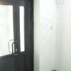 Алюминиевая дверь в подъезде